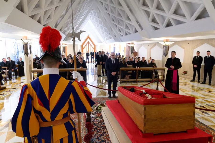 Vaticano realiza homenagem privada ao Papa Francisco em clima de respeito e silêncio