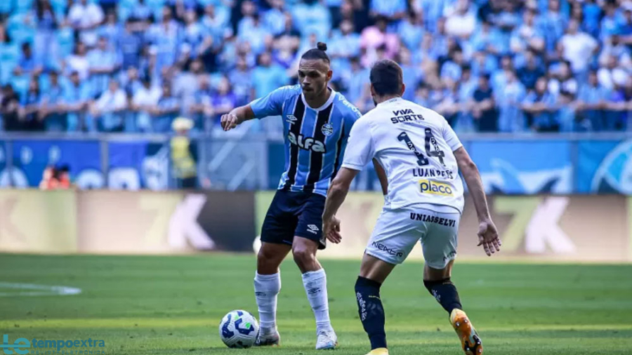 Grêmio quebra jejum com vitória sobre o Santos e se afasta do Z4 no Brasileirão