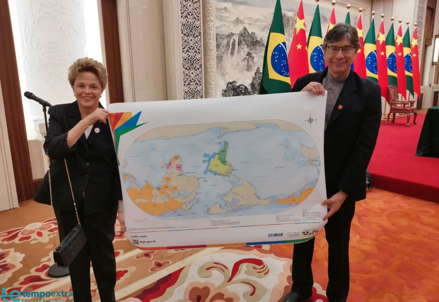 Dilma apresenta na China mapa-mundi invertido que coloca o Brasil no centro e o Sul no topo.